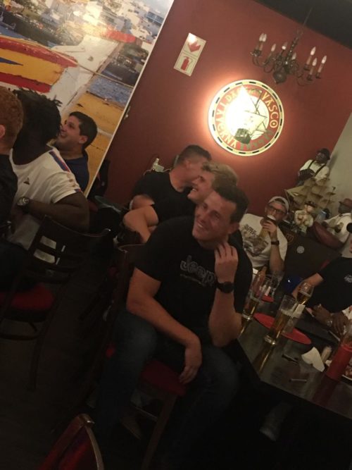 Stormers players posing with the Vasco Da Gama Taverna team